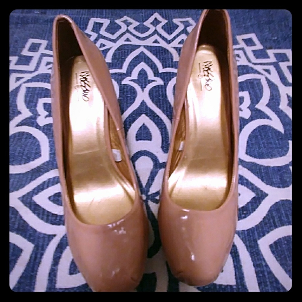 Gently used MOSSIMO Nude heels